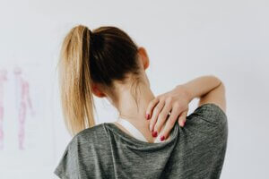 woman with shoulder pain